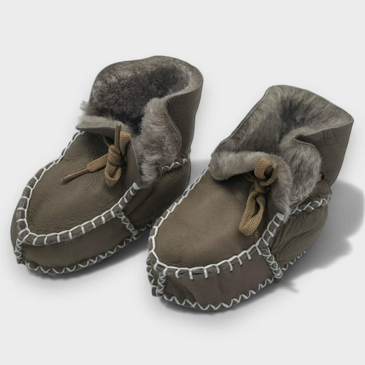 Mocca Babyschuhe aus Lammleder mit Lammfellfutter