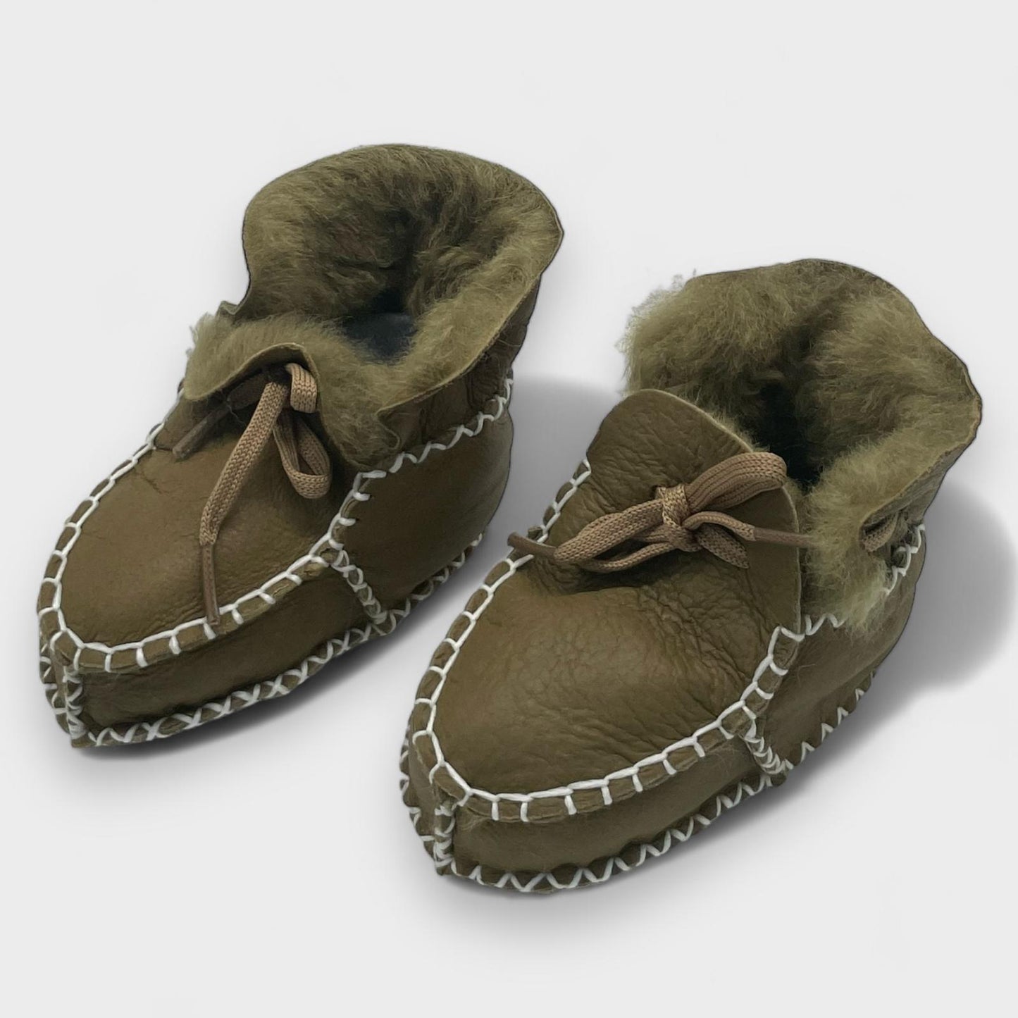 Khaki Babyschuhe aus Lammleder mit Lammfellfutter