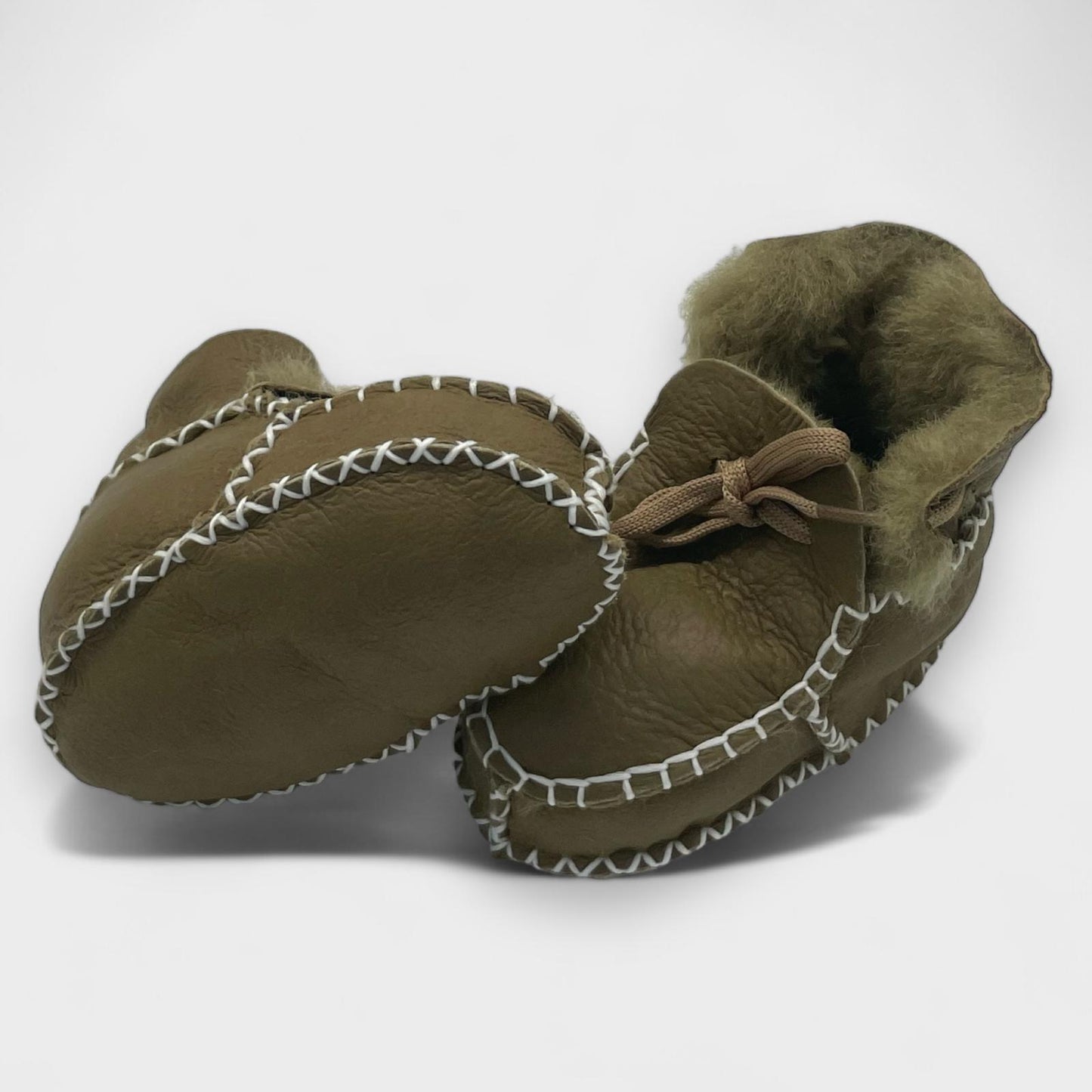 Khaki Babyschuhe aus Lammleder mit Lammfellfutter