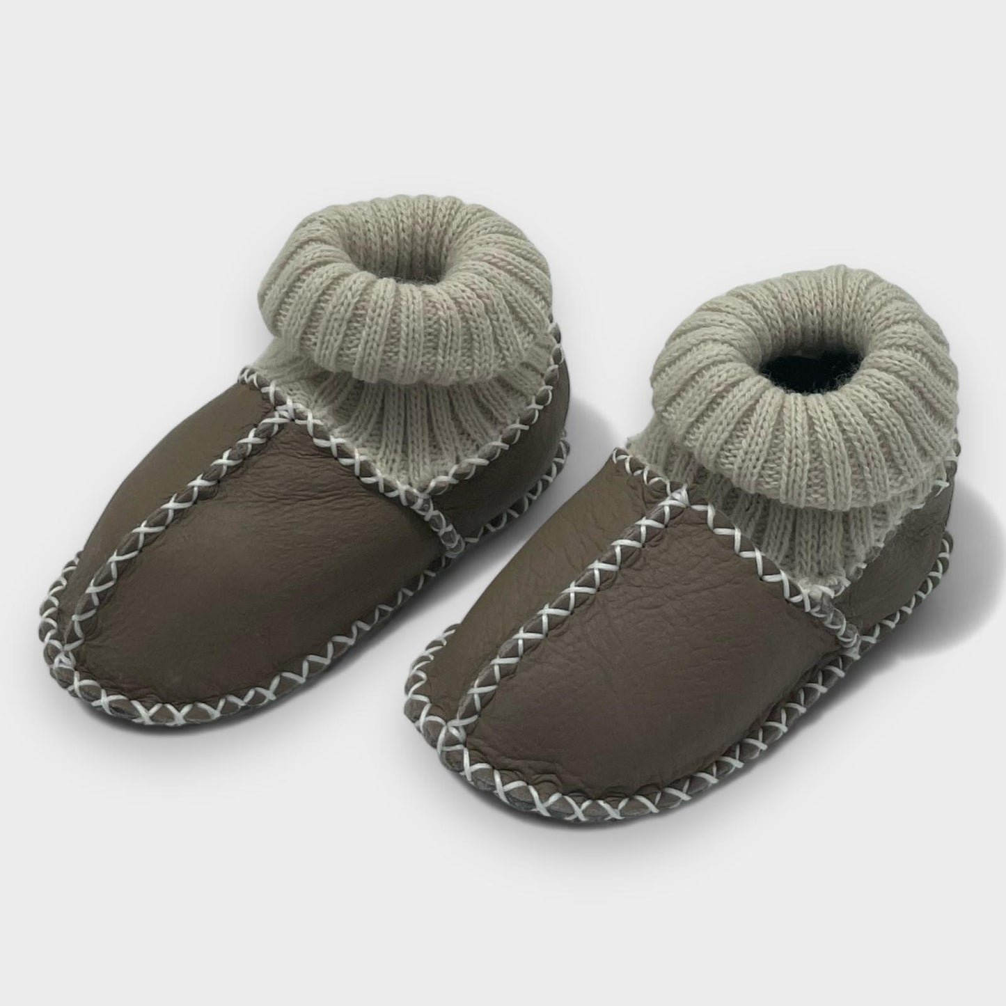 Braune Babyschuhe aus Lammleder mit Strickbündchen