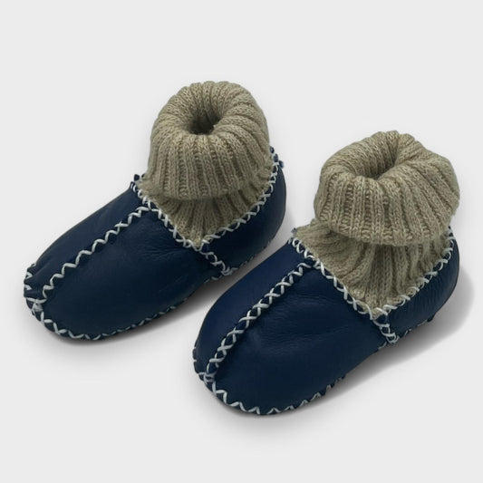 Dunkelblaue Babyschuhe aus Lammleder mit Strickbündchen