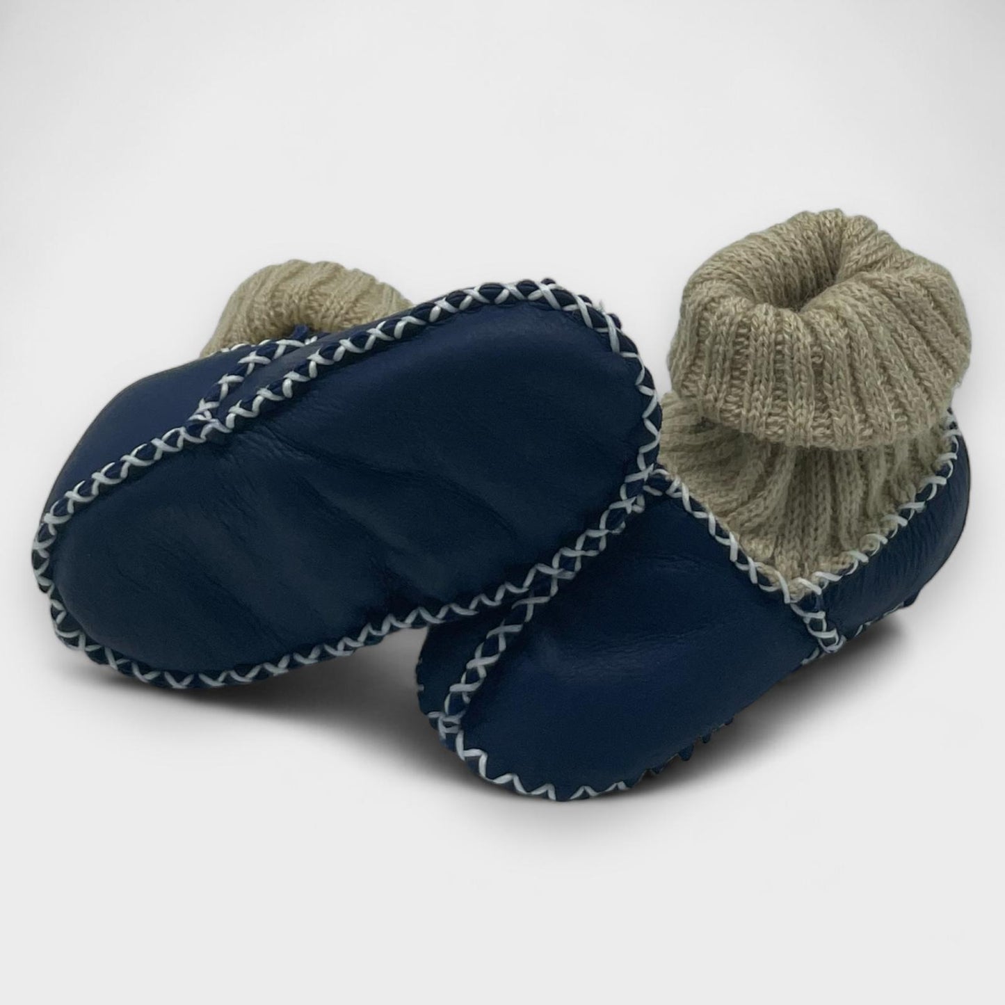 Dunkelblaue Babyschuhe aus Lammleder mit Strickbündchen