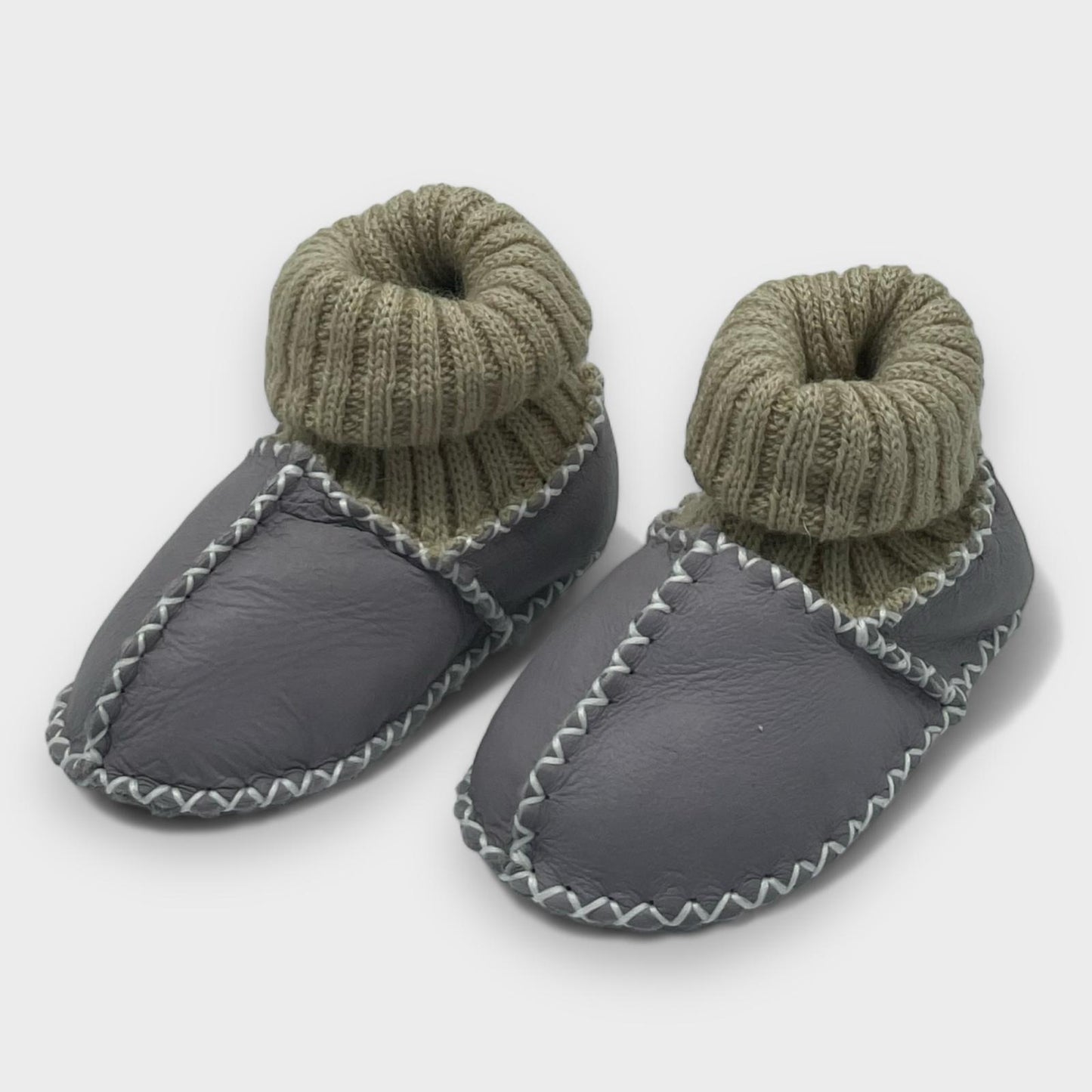 Taupe Babyschuhe aus Lammleder mit Strickbündchen