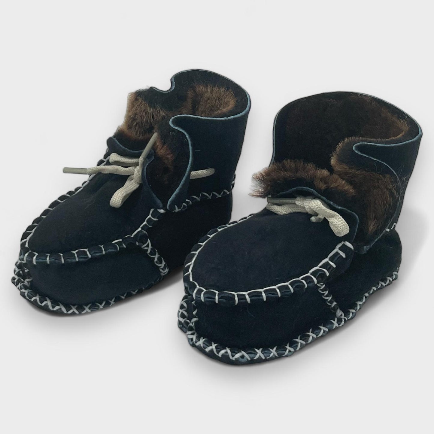 Dunkelblaue Babyschuhe aus Wild-Lammleder mit Lammfellfutter