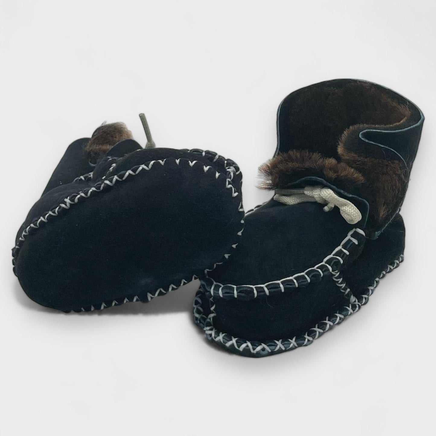 Dunkelblaue Babyschuhe aus Wild-Lammleder mit Lammfellfutter